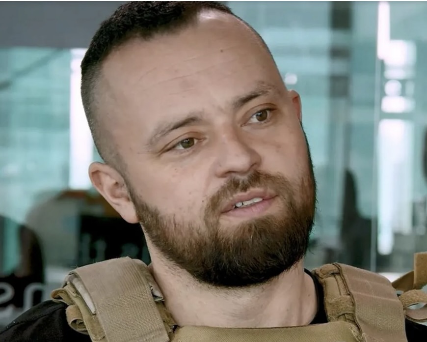 BREAKING:
A well-known UK citizen, Adam Ennis, who was once hailed as a "Ukrainian War Hero", has been illegally detained by Ukrainian Military Police for being "AWOL". 

The only problem is, he isn't AWOL. As you read this, he is being transported back East of the Dnipro. 🧵