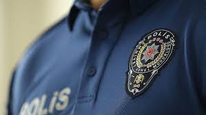 POLİS KAÇ İŞ YAPSIN, HANGİSİNE YETİŞSİN!
İş zamanında polis hatırlanır ama ek mesai ücretine gelince polis yok gibi davranılır.
- Gezi var, koş polis  
- Hendek var, koş polis  
- Barikat var, koş polis  
- Kalkışma var, koş polis  
- Pandemi var, koş polis  
- Deprem var, koş