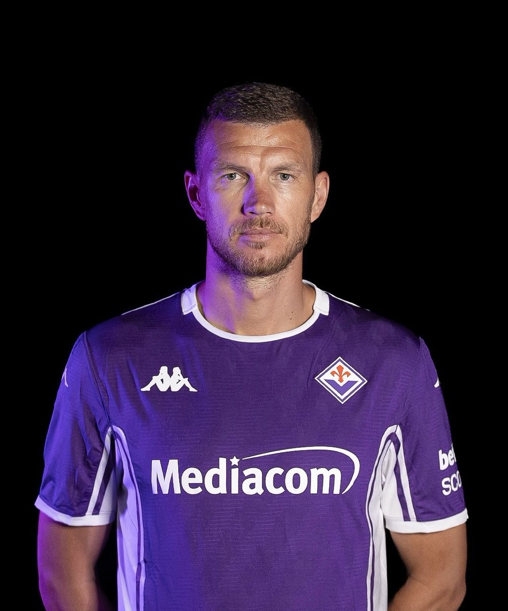 CalcioTurkey's tweet photo. 👑 Edin Dzeko, Fiorentina’nın UEFA Konferans Ligi’nde Polissya karşısında 2-0 geriden gelip 3-2 kazandığı maçın kahramanı oldu. https://t.co/64QHz4VOg5