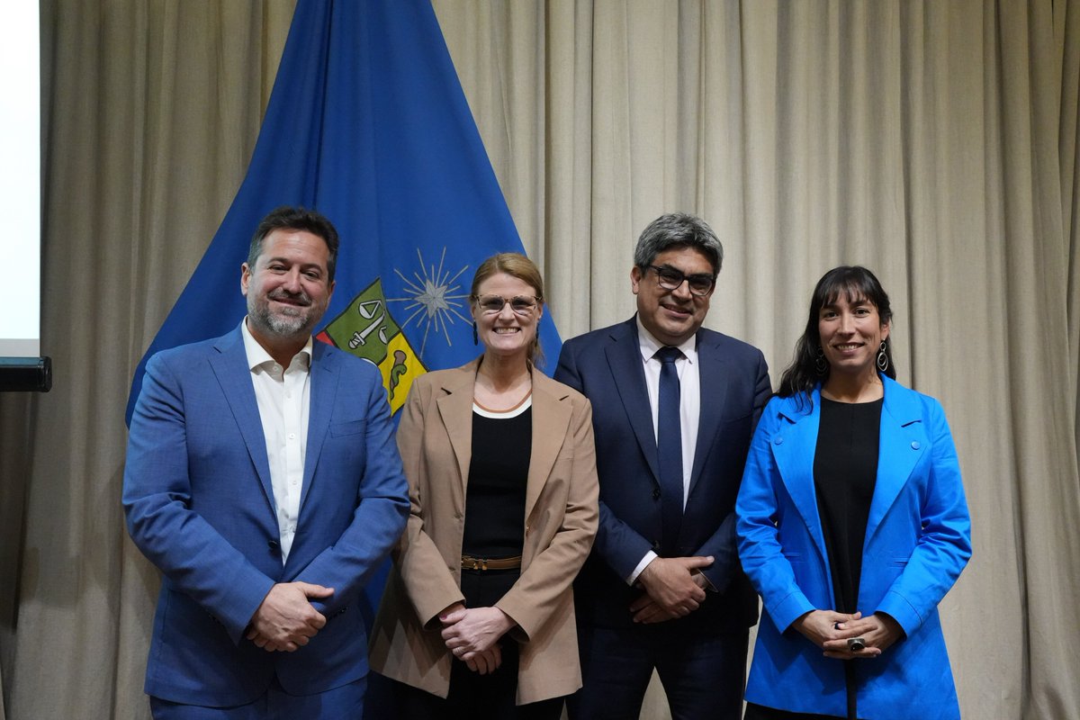 “La calidad de la enseñanza no depende solo de la vocación de los docentes, sino de sistemas capaces de apoyarlos y sostener políticas a largo plazo”, aseguró el Director del <a href="/IIEP_UNESCO/">IIEP-UNESCO</a>, Martín Benavides, en la presentación de un nuevo reporte de la <a href="/OECD/">OECD ➡️ Better Policies for Better Lives</a> y <a href="/summa_edu/">SUMMA</a> 📗