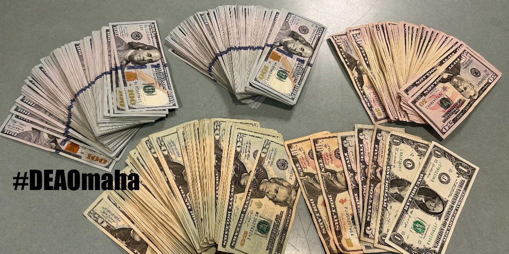 🗣️Cartels: Drugs in. Money out.
💪#DEA: Not today! 
📸$22,000 seized from #SinaloaCartel affiliates in #Nebraska.

It's all about the 💰to cartels. Your life means nothing to them. 
#SinaloaCrackdown2025
