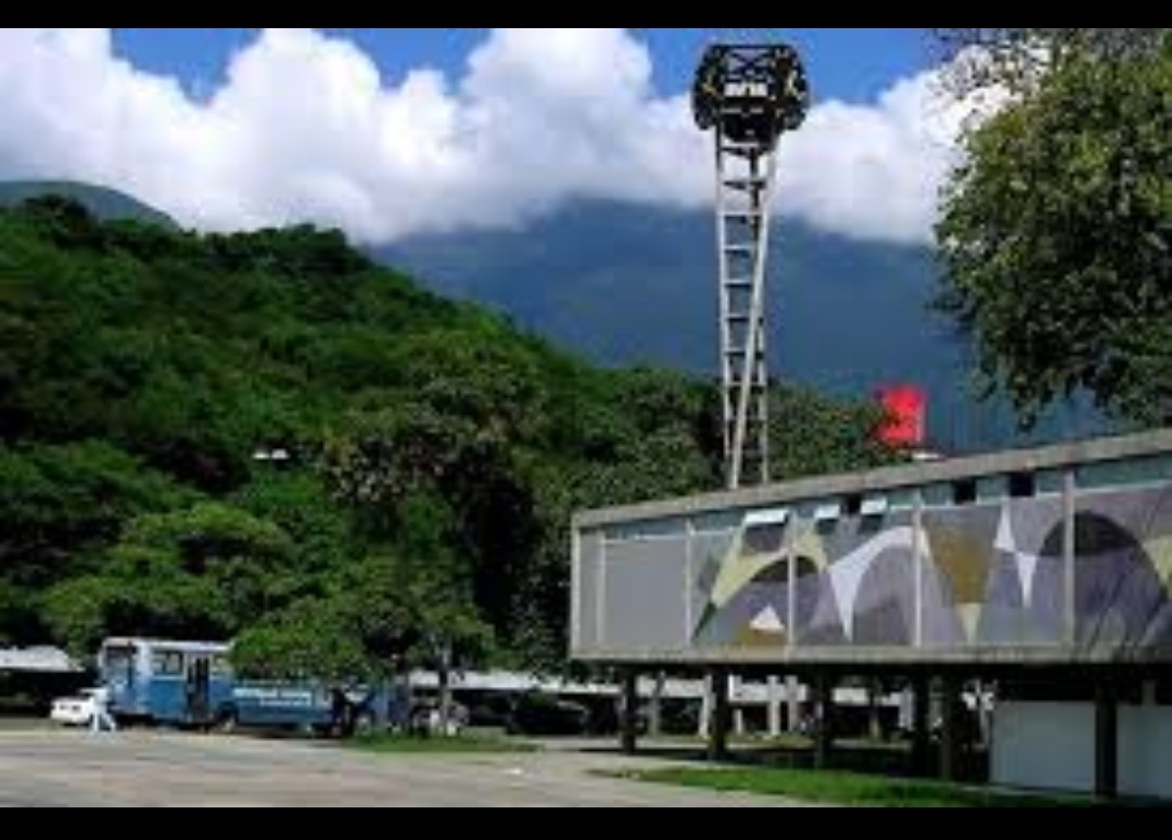 La peste odia el estudio y el conocimiento, repudia la universidad, rechaza el olor a lápiz y cuaderno, le huye al pupitre y al pizarrón, le aterran los libros, es alérgica a la tiza y al borrador, aborrece a profesores y a estudiantes, los maltrata, los agrede, los mata.