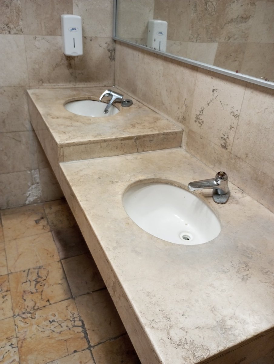 atshtare's tweet photo. @ISSSTE_mx @ISSSTE_mx por que no mejor le recuerdan al hospital de alta especialidad de Veracruz puerto arreglar sus instalaciones? baños sin agua ni servicio para los derechohabientes, pero los de los empleados hasta jabon en gel y papel tienen (y guardias para que solo "los jefes" entren) https://t.co/lW2GtbESVN