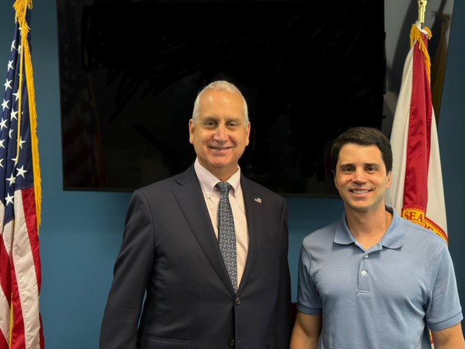 Carl Arthur King (@carlarthurking) on Twitter photo Mario Diaz Balart quien se encargó de recibir a Cayita Daza y esconderla bajo su tutela cuando huyó de Colombia, recibe al hijo de Álvaro Uribe Vélez, que le sigue llevando millones de dólares para comprar su apoyo.
<a href="/MarioDB/">Mario Díaz-Balart</a> es un TESTAFERRO al servicio del N4RC0URIBISMO. Mario Diaz Balart quien se encargó de recibir a Cayita Daza y esconderla bajo su tutela cuando huyó de Colombia, recibe al hijo de Álvaro Uribe Vélez, que le sigue llevando millones de dólares para comprar su apoyo.
<a href="/MarioDB/">Mario Díaz-Balart</a> es un TESTAFERRO al servicio del N4RC0URIBISMO.