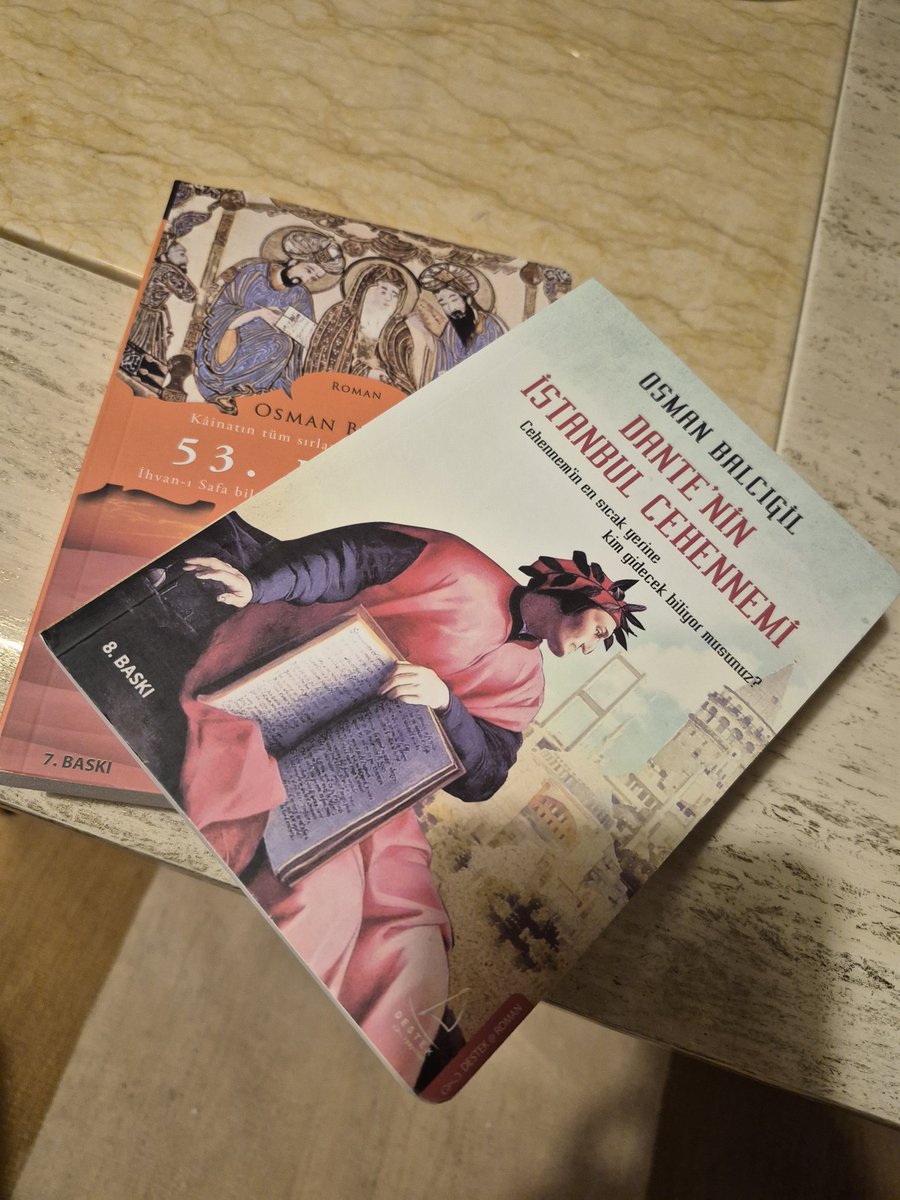 Art arda "Yeşil Mürekkep" ve "Pisagor Tepkisi" okundu. Kitaplarını bitirdiğimde boşluğa düştüğüm bir yazar Osman Balcıgil. Lezzetli, akan bir dille kıymetli bilgiler sunuyor. Kitaplığımın yazarın tam setine ulaşmasına az kaldı.Yeni cicilerim gelmiş, heyecanım yüksek🍀 <a href="/OBalcigil/">Osman Balcigil</a>