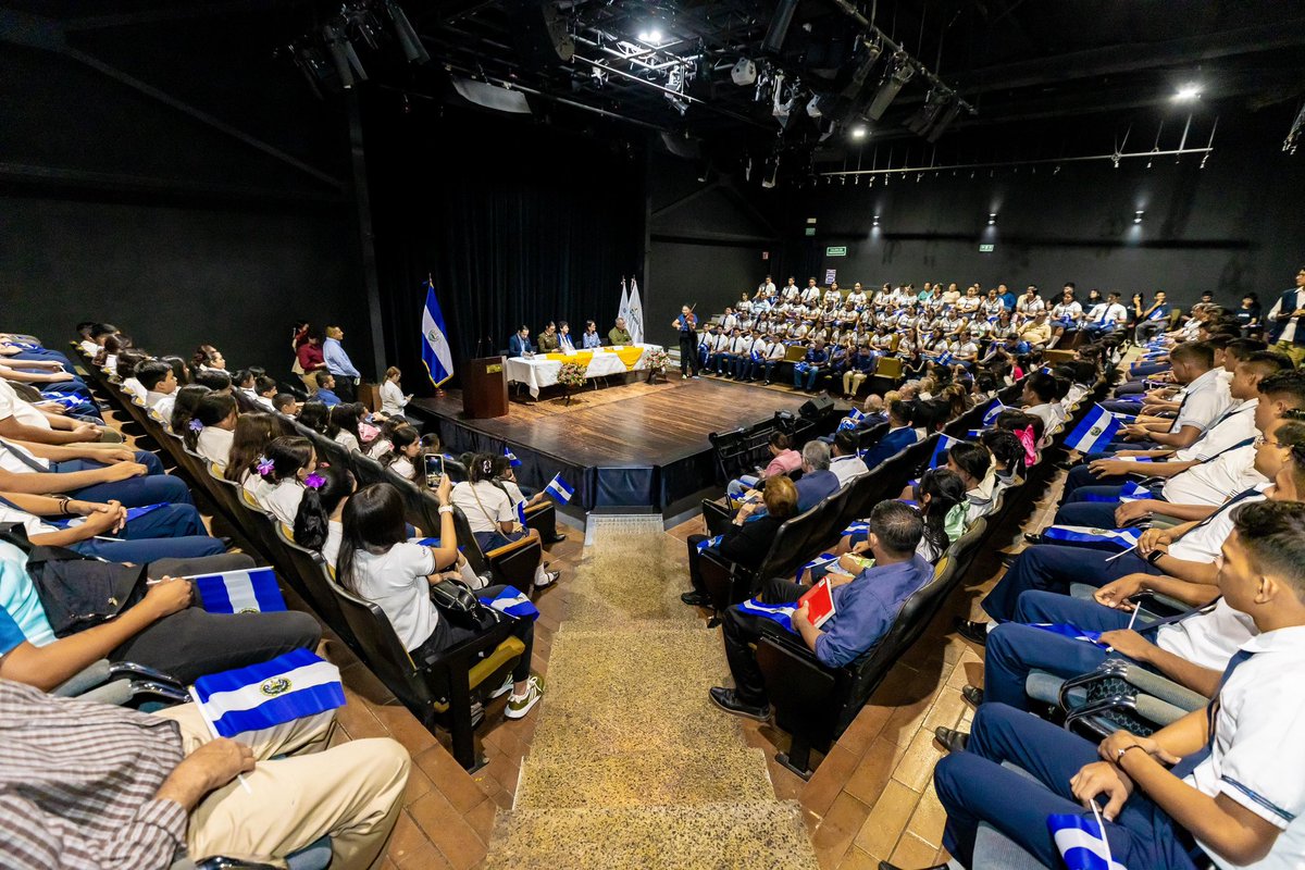 EducacionSV's tweet photo. Este día, la Fundación @CCPabloTesak realizó el donativo de las instalaciones del Teatro Pablo Tesak, ubicado en el distrito de Ciudad Delgado, de San Salvador, a nombre de nuestro Ministerio y del Estado salvadoreño. Durante la ceremonia, la ministra @KarlaETrigueros recibió la documentación oficial y participó en diferentes actividades culturales.