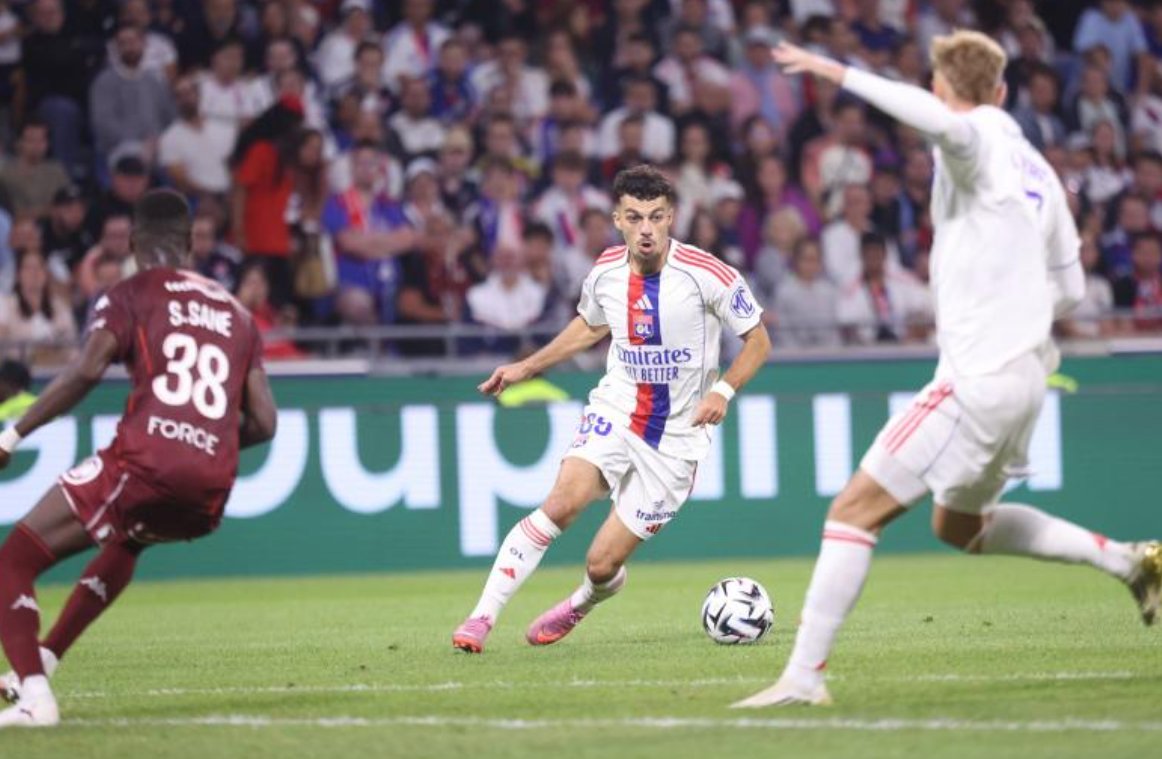Ojo a lo que apunta <a href="/lequipe/">L'Équipe</a>:

El Olympique Lyonnais va a reunirse con el Villarreal el Monaco para vender a Mikautadze. El club francés necesita ingresar 40M€ y el georgiano es de los mejores valorados en la plantilla. 

El Lyon aceptará venderle por una cifra cercana a 35M€.