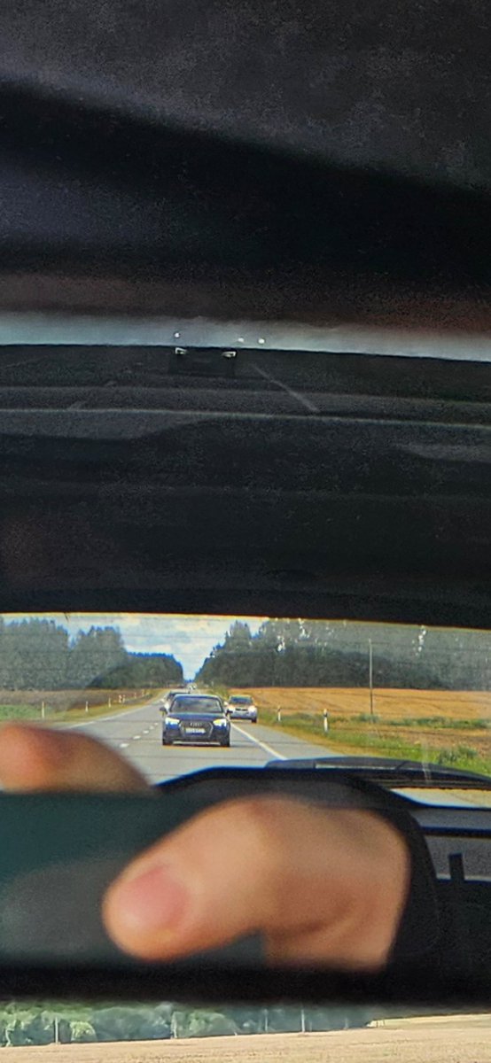 Un tā viņš brauca kilometriem. Aizmugurē arī līdzīgs 😅
Kas viņiem galvā darās? 🤯