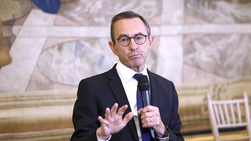 Fransa ekonomisi kırmızı alarm veriyor!

Fransa İçişleri Bakanı Bruno Retailleau:

 "Durum son derece ciddi. Fransa hiç bir zaman mali uçuruma bu kadar yakın olmamıştı."

Retailleau, "Fransa'nın ulusal borcunun yzüde 54'ünün yabancıların elinde olduğunu" belirterek, bunun artık