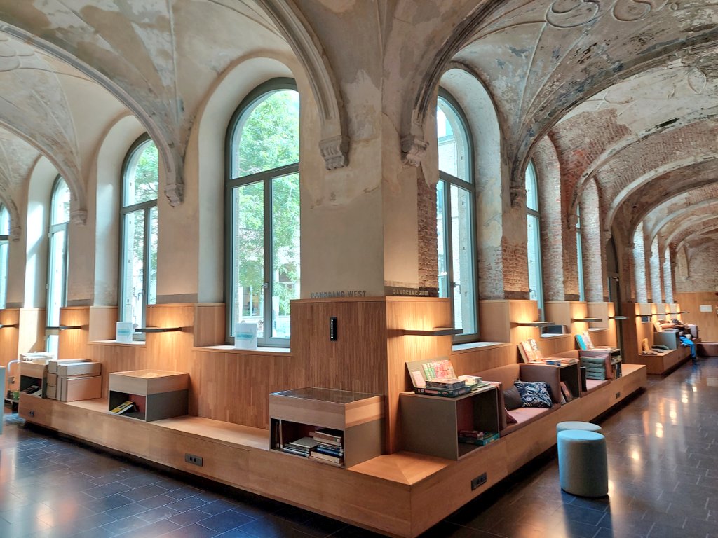 Preciosa la biblioteca Het Predikheren en Malinas (Bélgica) en un antiguo convento rehabilitado. Fue reconocida en el congreso mundial de bibliotecas de la IFLA de 2021 como una de las cinco mejores bibliotecas públicas del mundo.
