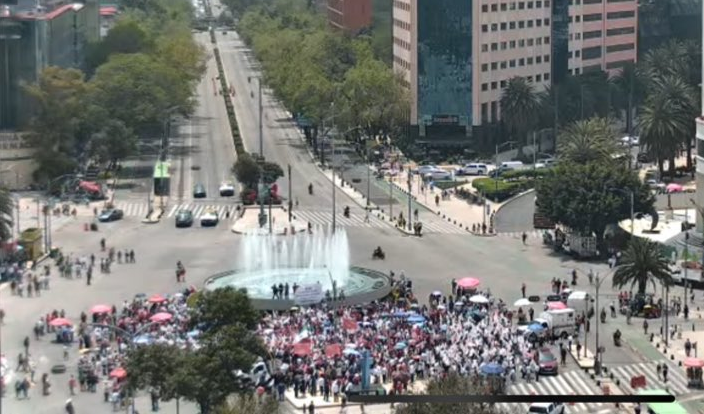 Pedro Miguel (@pm_navegaciones) on Twitter photo El personal es el mismo, pero suele ser más abundante en un desalojo inmobiliario que en un mitin de apoyo a <a href="/alitomorenoc/">Alejandro Moreno</a>. El personal es el mismo, pero suele ser más abundante en un desalojo inmobiliario que en un mitin de apoyo a <a href="/alitomorenoc/">Alejandro Moreno</a>.