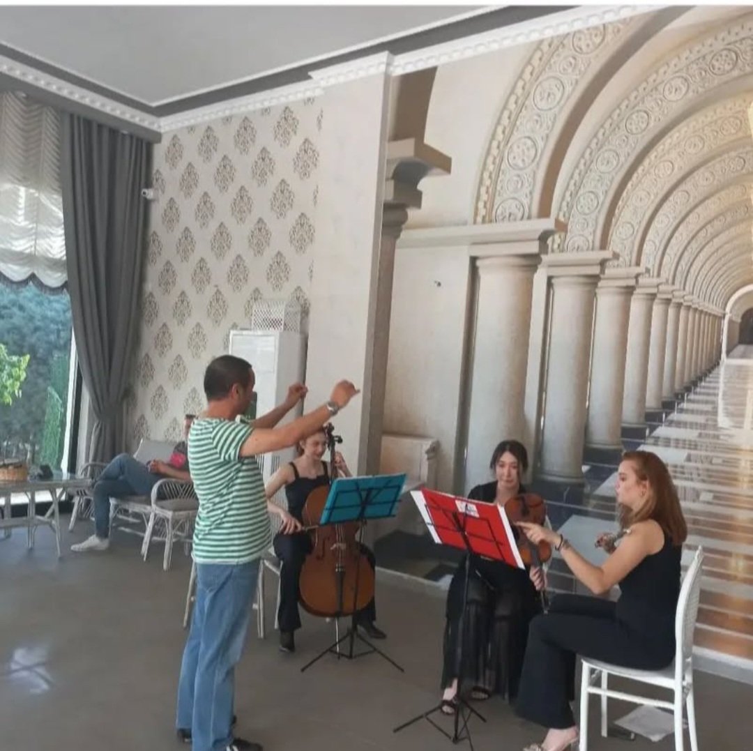 30 ağustos son provası kırmızı gül demet demet