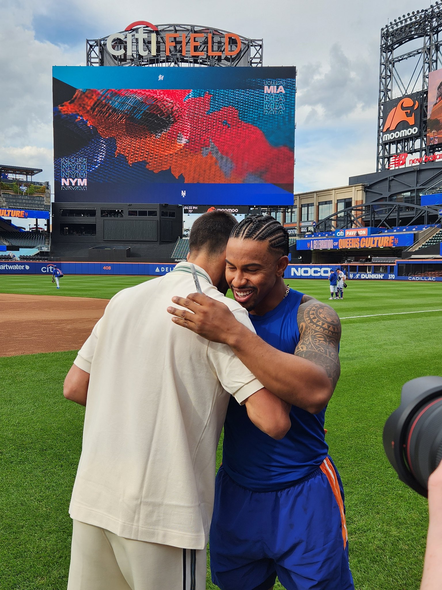 GzdzKq_WAAAYtzr?format=jpg&name=large Tennis King Novak Djokovic Shocks Fans with Surprise Visit to the New York Mets at Citi Field