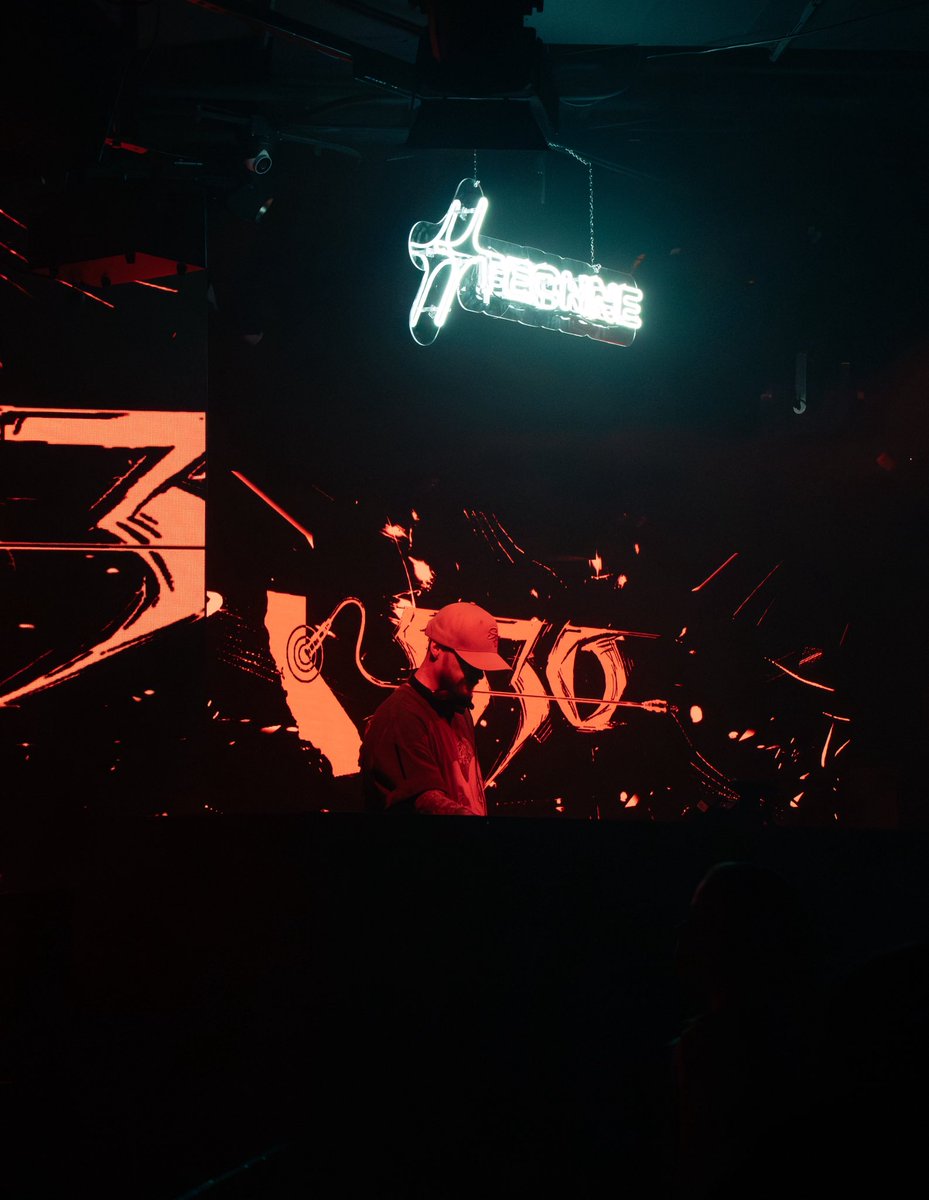 ILLICIT SUBSTANCES 💊

It took a while, but we finally played some tunes at <a href="/substancelv/">SUBSTANCE</a> …

Saw some familiar faces, some old friends, and the vibes were immaculately HIGH 💯

📸: <a href="/imandrew/">imandrew</a>.j