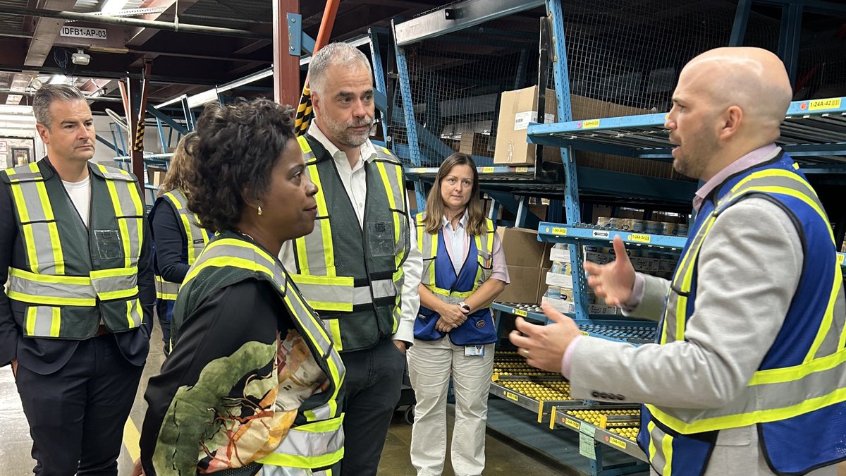 McKesson Canada a accueilli la ministre fédérale de la Santé, Marjorie Michel, à notre centre de distribution de Montréal! Une visite qui souligne notre rôle clé dans l’accès aux médicaments au Canada.  #EngagementSanté #DistributionPharmaceutique