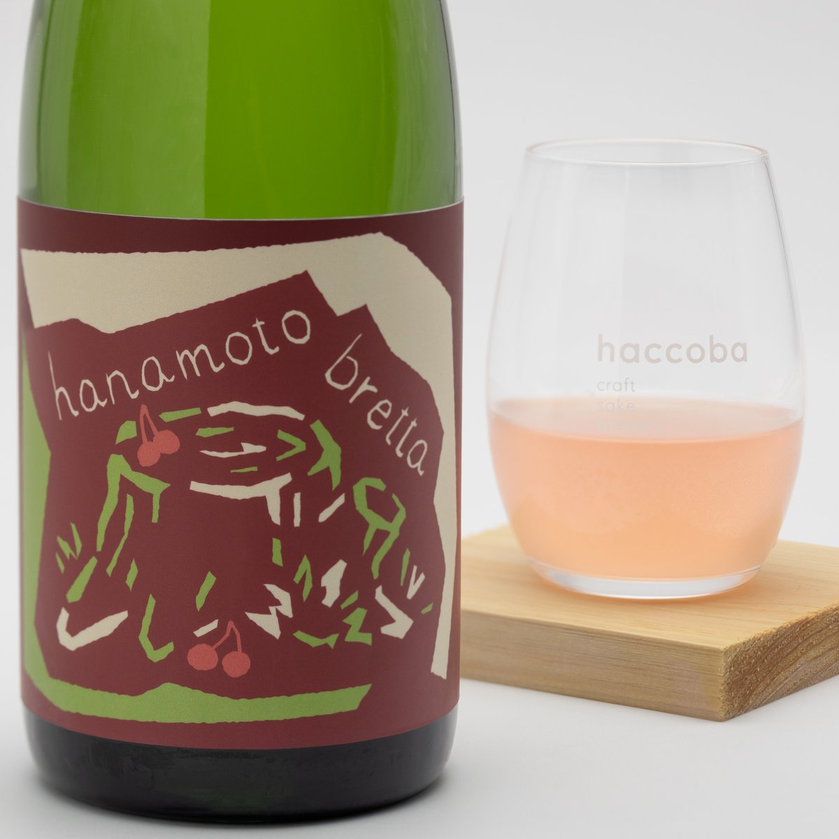 haccoba's tweet photo. 本日発売！ベルギービールのランビックをモチーフにした“hanamoto bretta[kriek]”🍒

ベルギーでの醸造を見据えて「野生の微生物を活かした酒をつくりたい」、そんな思いから2023BYに誕生したお酒 “hanamoto bretta”。
その特徴的な酸味に虜になるファンも多いシリーズです。

今回はチェリーを使用した「クリーク」と呼ばれる製法をモチーフにして、さらにランビックのニュアンスを楽しんでいただけるような仕上がりになりました！
前回のhanamoto bretta [framboise]に比べると、よりしっかりとした酸味やワイルドさを感じていただけるかと思います。

実は、このhanamoto brettaシリーズ、ヨーロッパでとても人気な銘柄になりつつあります。
「これが、お米のお酒なの？」そんな驚きがある個性的な味わいは、一度飲んだら病みつきになるかもしれません！笑

ランビックやワイルドエール、ナチュラルワインを飲んでいるかのような、微生物たちの協演をお楽しみください。