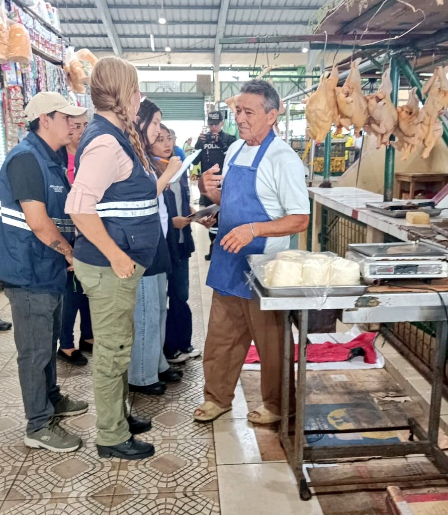 AgrocalidadZ5's tweet photo. #Guayas | Realizamos operativo de control de origen en expendio en el mercado del cantón Samborondón, con el objetivo de garantizar el estatus sanitario de los productos y subproductos cárnicos en fase primaria y determinar sus orígenes.
#ProtegemosLoQueConsumes https://t.co/KVs8ZbwNah