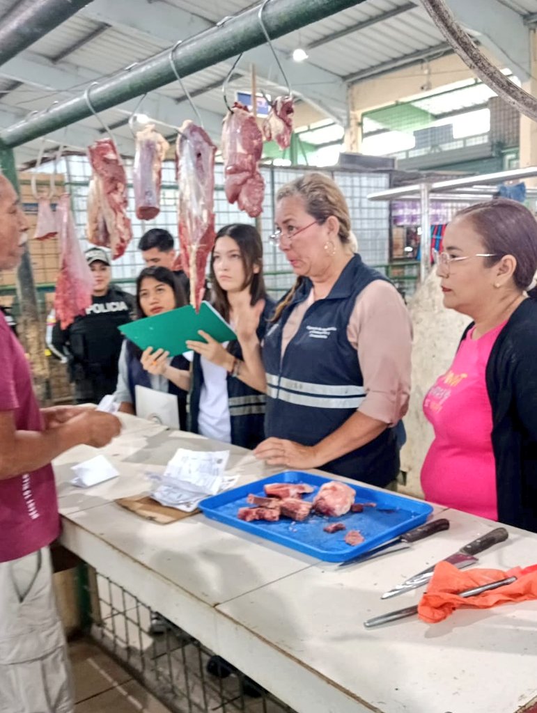 AgrocalidadZ5's tweet photo. #Guayas | Realizamos operativo de control de origen en expendio en el mercado del cantón Samborondón, con el objetivo de garantizar el estatus sanitario de los productos y subproductos cárnicos en fase primaria y determinar sus orígenes.
#ProtegemosLoQueConsumes https://t.co/KVs8ZbwNah