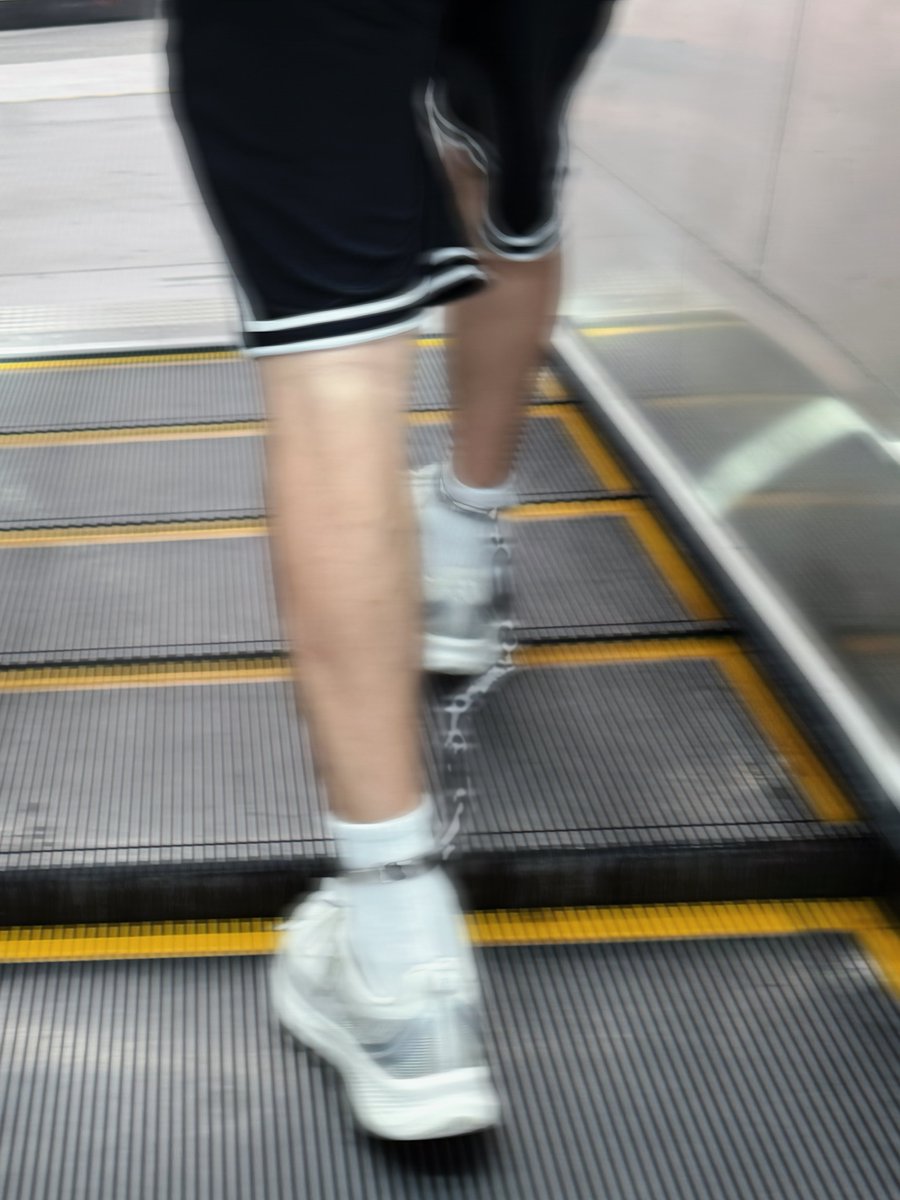 七夕特别任务，早高峰电梯地铁口白袜脚铐
#白袜 #脚铐 #捆绑外出