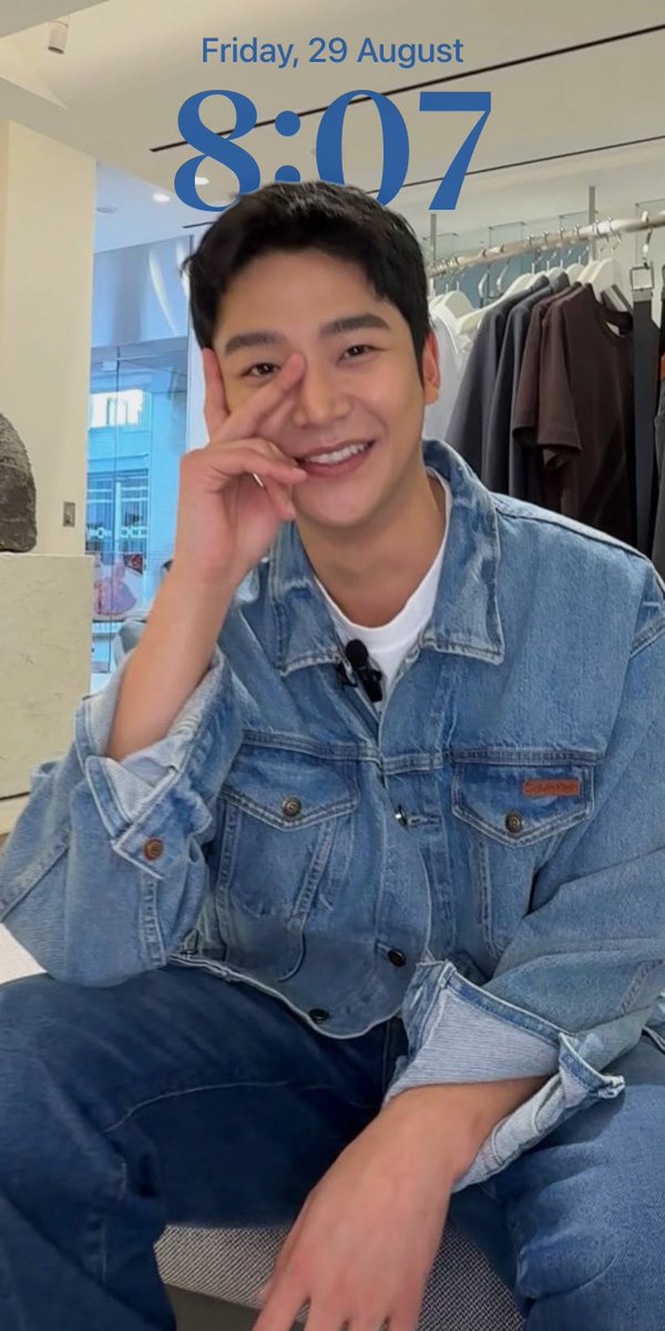 카메라를 응시하는 로운 클로즈업