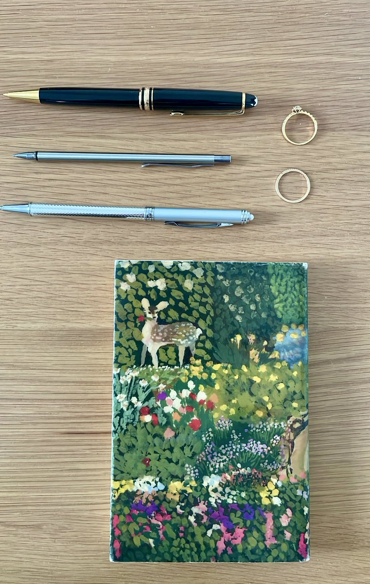 大切な日を見守ってくれる、大切なものたち。祖父たちからの形見、母からのギフト、人生の節目に自分で買った指輪、母校の記念品、そして私を支えてくれた本。こんなにお守りがあるって、しあわせなことだ。