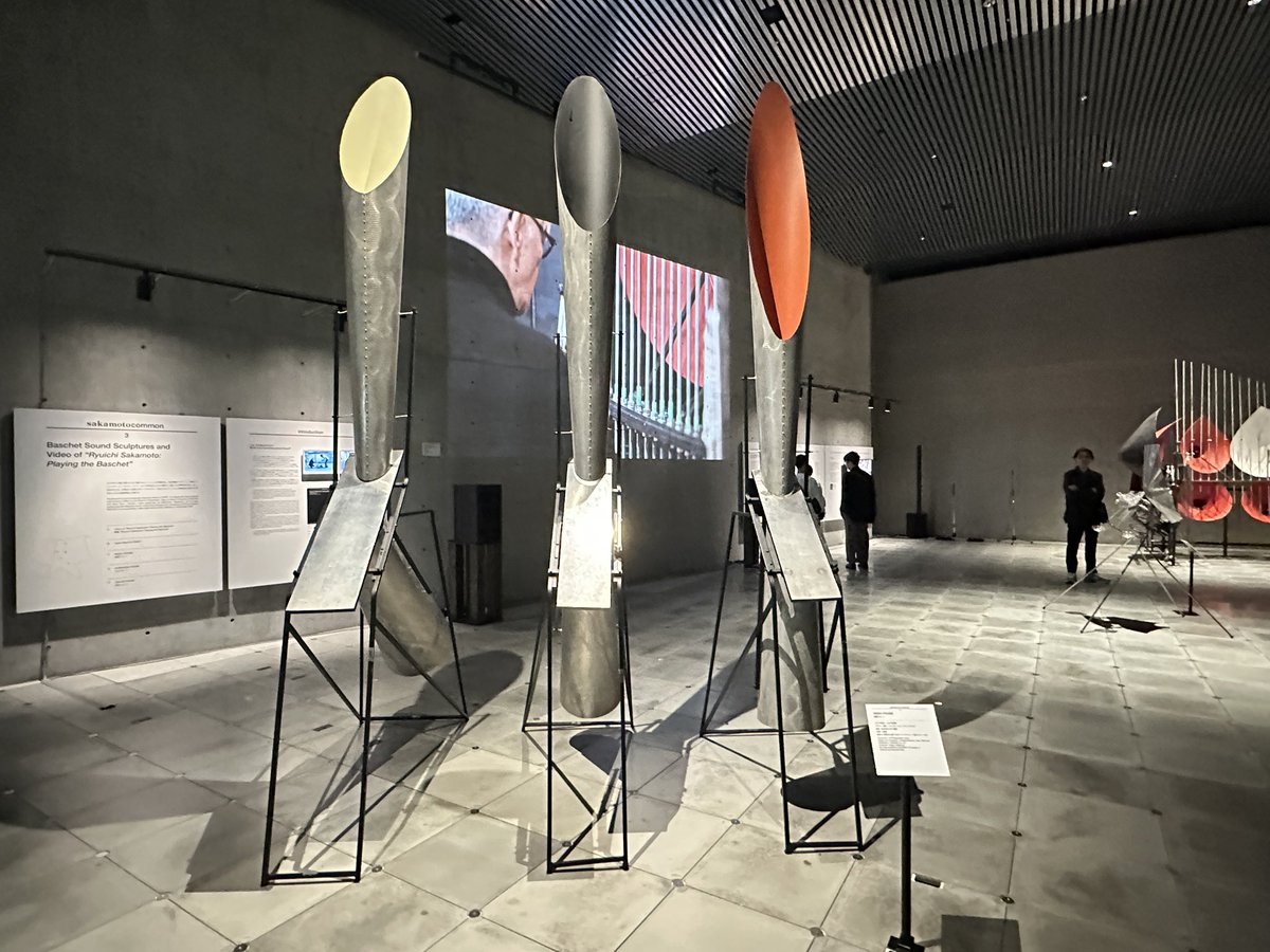 【取材中】
bijutsutecho.com/exhibitions/16…

明日から大阪のVS.（ヴイエス）で「sakamotocommon OSAKA　1970/2025/大阪/坂本龍一」がスタート。都現美で展示されたインスタレーションのほか、坂本龍一に影響を与えたバシェの音響彫刻も展示✅