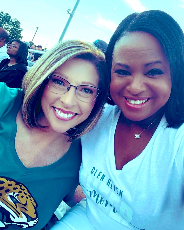 RebaCBS6's tweet image. A beautiful night for some football &amp;amp; a win  🏈 
First game!!!
#GoJags 🐆 #CheerMom #Varsity  📣