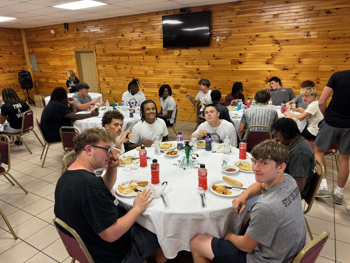 SouthWarrenFB's tweet photo. Huge thanks to Katie &amp; Adam Kuzma for their hospitality in hosting our Thursday Night Pasta Party! These boys showed up hungry &amp; put down a LOT of good carbs to get ready to roll tomorrow night. Thank you, Kuzma family, for taking care of our guys! #goodfood #goodbros #goodnight https://t.co/6btyx6OrRC