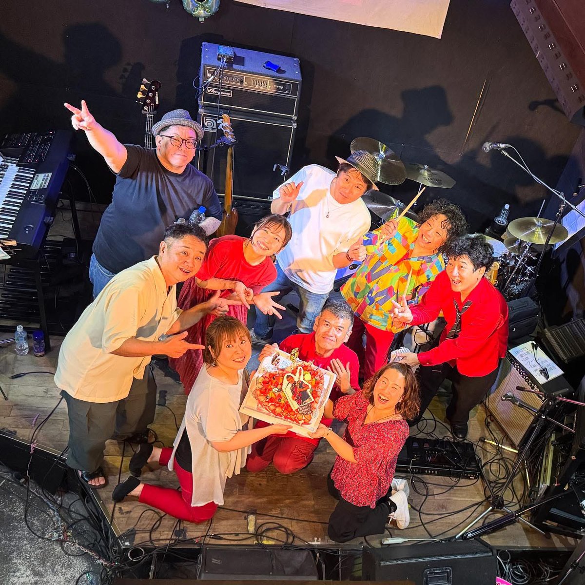 gibson_keisuke's tweet photo. 8/24はベースマン
朝井ゆうじ(おとーさん)還暦祭
Gingerと男子4兄弟(バンド)
CookieJarへ出演して参りました♪
終始多幸感に包まれる最高のイベントに😆なったんじゃないかと思います
音楽最高👍
#松本圭介
#GingerBreads
#Ginger_Breads
#アカペラ https://t.co/rL6dlOpciJ