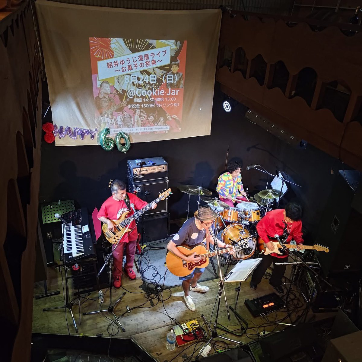gibson_keisuke's tweet photo. 8/24はベースマン
朝井ゆうじ(おとーさん)還暦祭
Gingerと男子4兄弟(バンド)
CookieJarへ出演して参りました♪
終始多幸感に包まれる最高のイベントに😆なったんじゃないかと思います
音楽最高👍
#松本圭介
#GingerBreads
#Ginger_Breads
#アカペラ https://t.co/rL6dlOpciJ