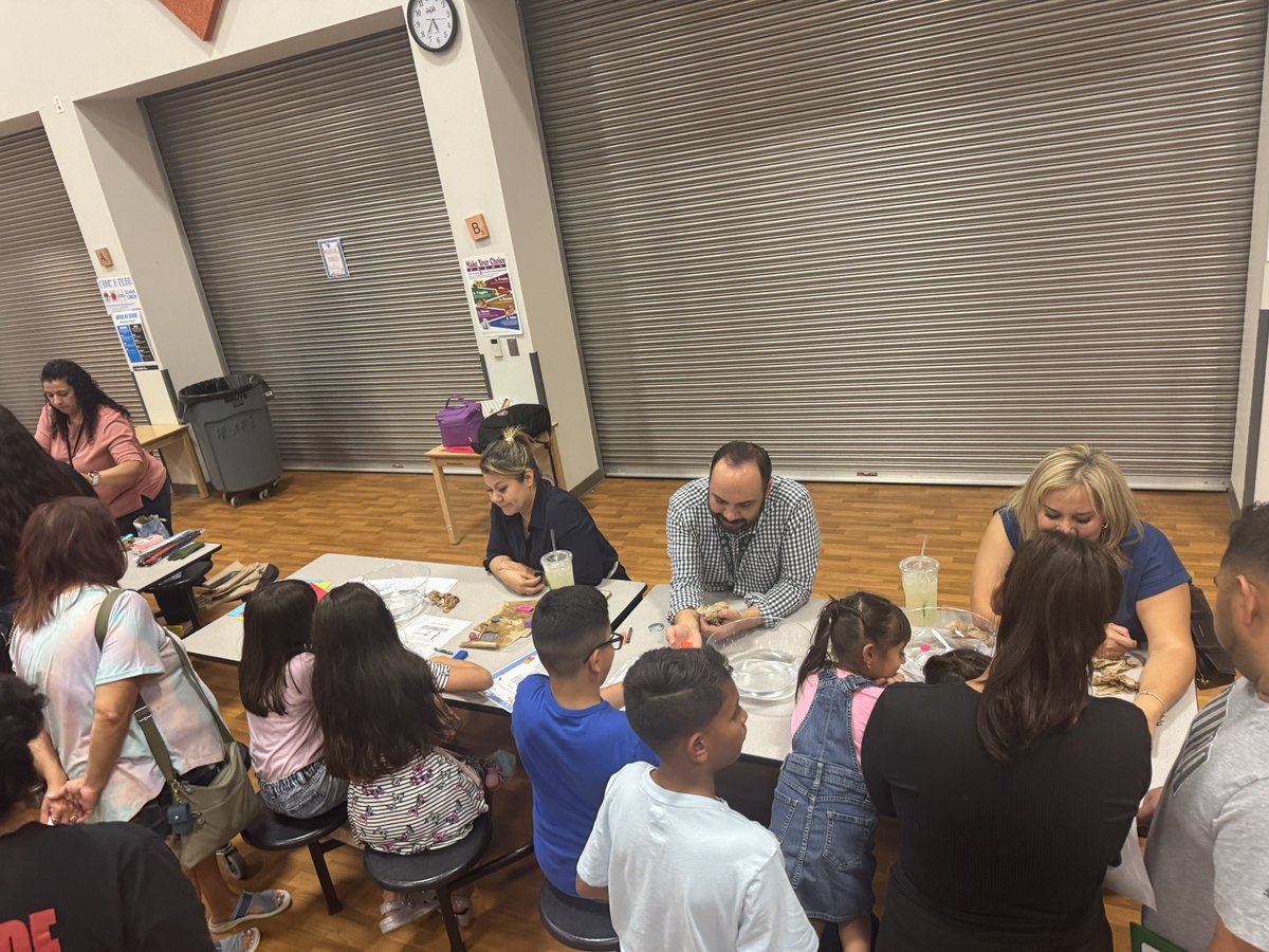 MRidge_ES's tweet image. Our MRE Learning Community enjoying our Science Carnival at our Mission!! Thank you to our teachers for setting up these fun science stations for our Owls!! 🔥🦉🔥 #TeamSISD #GameOn #WEbeforeMEatMRE