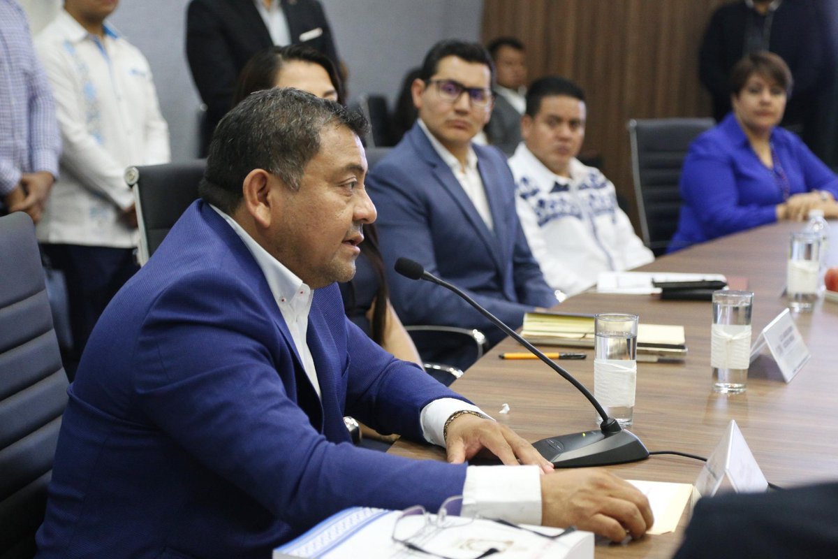 ContraProMx's tweet photo. 📣📣📣 Entrega Gobierno de #Oaxaca al @CongresoOaxaca_ del Estado estructura programática para #Presupuesto de #Egresos y Ley de #Ingresos 2026

•Este documento se integra por tres apartados fundamentales, orientados a una gestión pública eficiente, de resultados y con sentido social; a favor de quienes más lo necesitan

#Oaxaca de Juárez, Oax. 28 de agosto de 2025. En cumplimiento al Artículo 37, Fracción I de la Ley Estatal de Presupuesto y Responsabilidad Hacendaria, la Secretaría de Finanzas (@SEFINGobOax) del Gobierno de Oaxaca, presentó ante la LXVI Legislatura del Honorable Congreso del Estado, la Estructura Programática para la formulación del Presupuesto de Egresos y Ley de Ingresos para el Ejercicio Fiscal 2026.

Este documento encaminado a dar continuidad a los programas y políticas públicas del gobierno que encabeza @salomonj Jara Cruz, fue entregado por el titular de la Sefin, Farid Acevedo López, al Presidente de la Junta de Coordinación Política, Benjamín Viveros Montalvo; y el Presidente de la Comisión Permanente de Presupuesto y Programación de la LXVI Legislatura, Francisco Javier Niño Hernández.

Este documento que se rige por el Plan Estatal de Desarrollo 2022-2028, se integra por tres apartados fundamentales, orientados a una gestión pública eficiente, de resultados y con sentido social; a favor de quienes más lo necesitan, bajo la convicción de no dejar a nadie atrás y no dejar a nadie fuera.

El primer apartado es relativo al Panorama Económico, que comprende un análisis del entorno económico global, nacional y estatal; el segundo, correspondiente al preámbulo de la Ley de Ingresos del Estado de Oaxaca para el ejercicio fiscal 2026, en el cual se establecen los objetivos, metas y la estrategia recaudatoria del Gobierno.

En tanto, el tercero es referente al Proyecto de Presupuesto de Egresos del Estado de Oaxaca para el ejercicio fiscal 2026, que concentra los programas presupuestarios de la Administración Pública Estatal, mediante los cuales se continuará cumpliendo con la ruta establecida en el Plan Estatal de Desarrollo.

-0-
