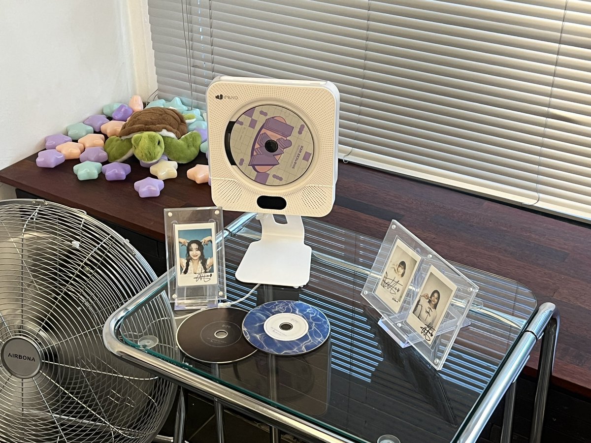 혹시 어제 생일카페 오신분들 중에 고양이 귀를 한 싸인폴라로이드 습득 하신 분이 있으시다면 연락부탁드립니다ㅠ