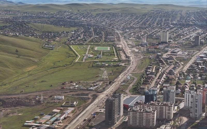 Эрдэнэтийн энэ замыг шилдэг зам гэдэг компани бужигнуулсан юм байна. 13,5 тэрбумын орон нутгийн төсөвт хөрөнгөнөөс 5,3 ийг аваад ийм ажил л хийсэн гэнэ. 
Ийм өндөр дүнтэй тендерт яагаад ийм чадамжгүй компанийг шалгаруулсан юм бэ‼️‼️‼️‼️‼️