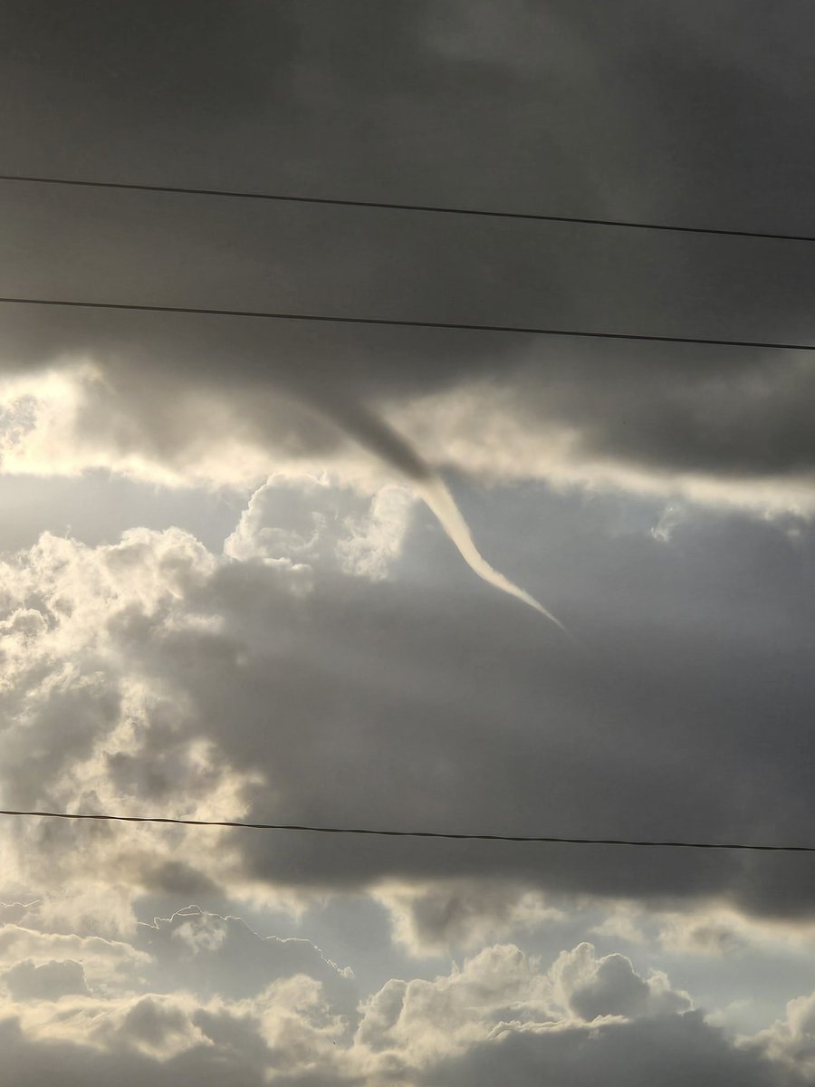 With some of the activity we saw pop up on radar, funnels were briefly possible. Check out the funnel Doug Kovacs saw near Eagle Grove
#iowa #iawx #funnel #desmoines