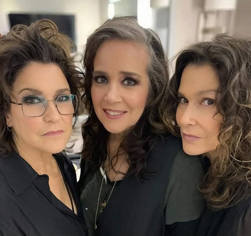 TheOneDARRKNEO's tweet image. I love this photo of my 3 favorite ladies!💜🌹 #WendyAndLisa @girlbros @susannahtwin