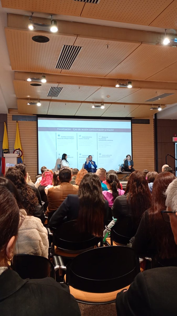 3 días maravillosos, 3 días de actualidad, 3 días de compartir, 3 días de conectar con los entes de regulación, 3 días de aprendizaje, 3 días para ver como se cristaliza el sueño de un grupo de colegas que busca renovar y reformar... ¡3 días de CONECTA+2025!  ¡Gracias!