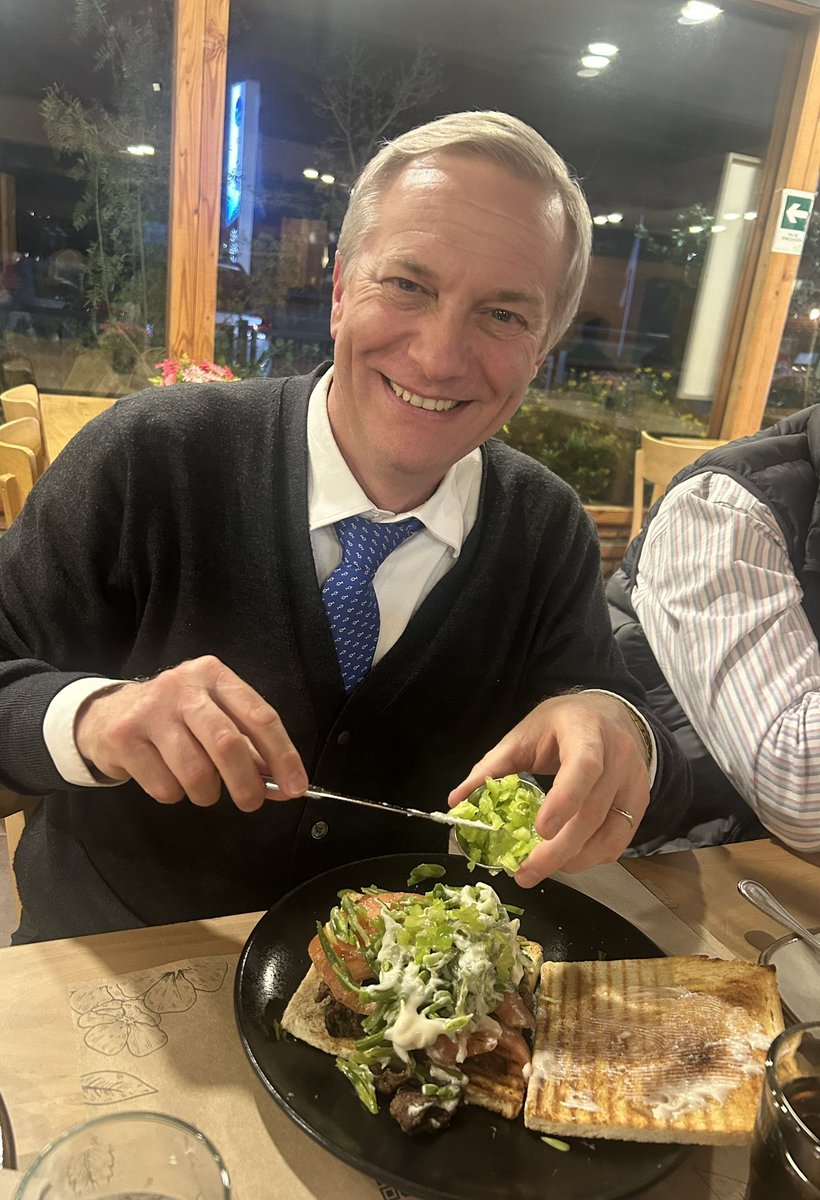 Después de un largo día que partió en el Foro Asimet y terminó con un gran encuentro en Villa Alemana, una parada para recuperar energías camino a la casa. Gracias a todos los que fueron! #LaFuerzaDelCambio ✌️🇨🇱