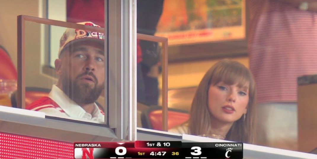 PopBase's tweet image. Taylor Swift and Travis Kelce at the Cincinnati Bearcats vs Nebraska Cornhuskers game.