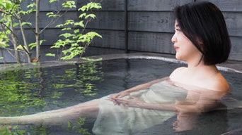 宮家の長男の成年の儀式に、
夫は皇族の弟を売りに
テレビに出演、お肉を称賛
妻はレースの下着を身につけ
入浴シーンまで晒しちゃうサービス精神旺盛のあの夫婦が出席するのかしら…

天皇陛下と同席するのかしら…😭