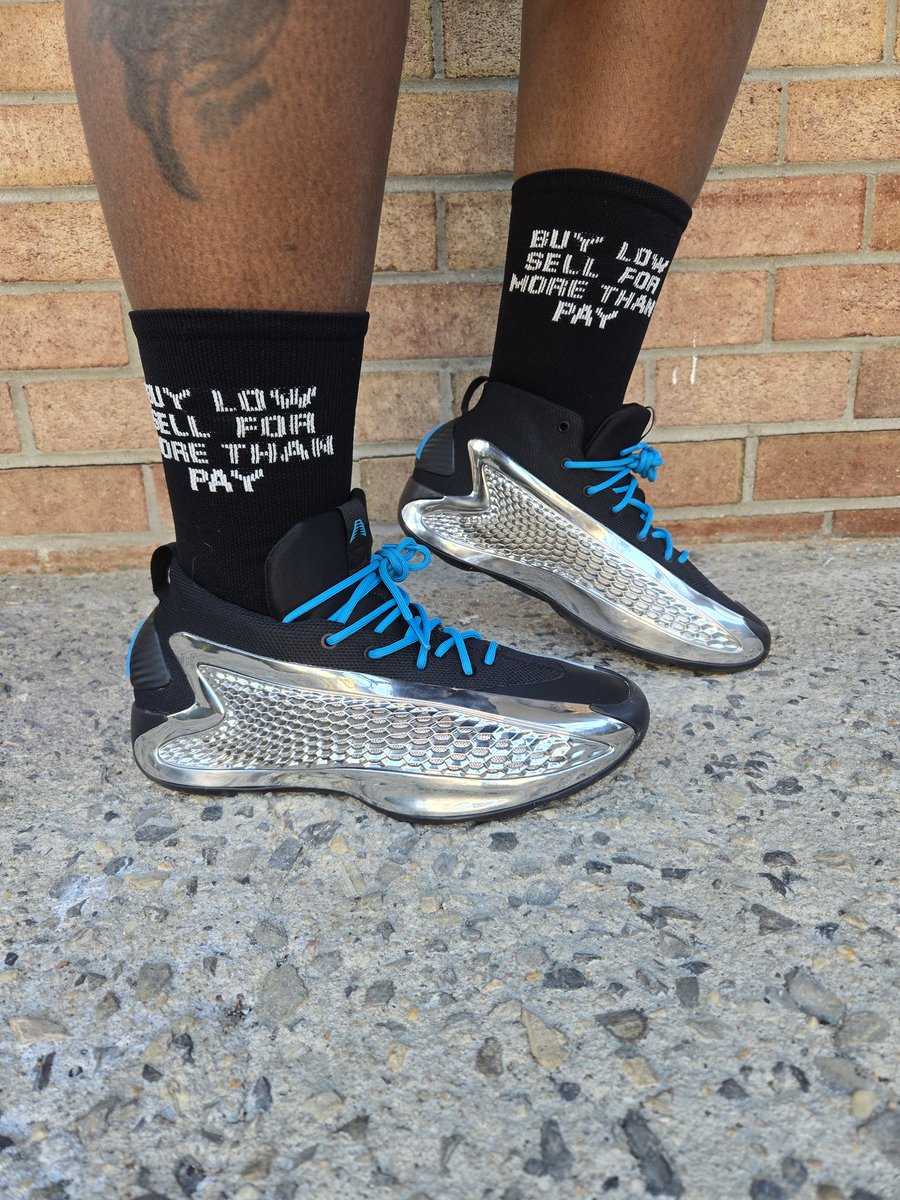trudyspeaks's tweet image. 👟: Anthony Edwards 1 'Chrome'
🧦: @sockjig 'Buy low sell for more than Pay'
#kotd #ae1 #believethat #sockjig #threestripesvibes #threestripes #adidas #3stripes #confirmyourcraft