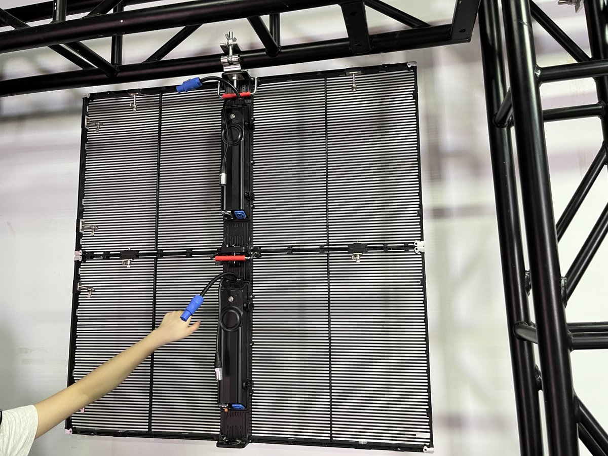 YasmimJiang's tweet image. 📷Transparent screen•
📷A mobile APP can update the program wirelessly
📷Remote cluster control and management
📷For more details, please contact Jane
📷Whatsapp:+8615838260952
#led #leddisplay #Transparentleddisplay #ledscreen #rentalleddisplay