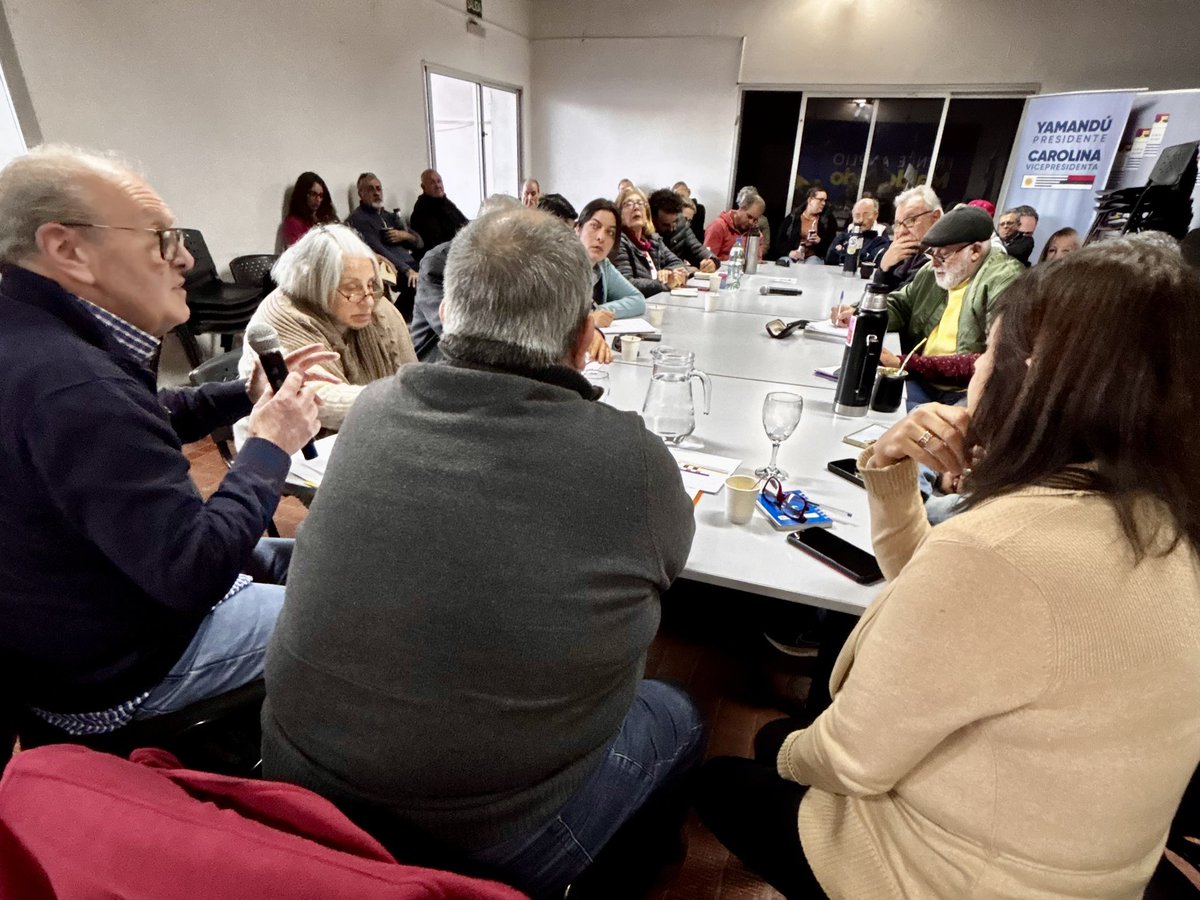 La Mesa Política recibió a la delegación que participará en el Diálogo Social.
Miguel Eredia y Eduardo Alonso, quienes disertaron sobre seguridad social y el régimen de jubilaciones y pensiones.

Un intercambio necesario para pensar un Uruguay más justo y solidario. 🤝🇺🇾