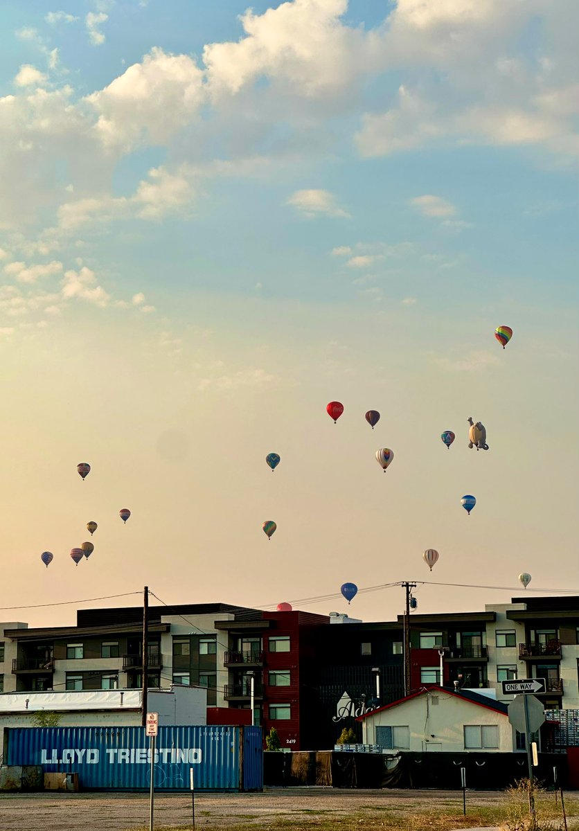 alanheathcock's tweet photo. Balloons over Boise. https://t.co/kfnBwMo7oy