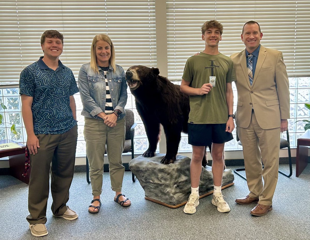 Congratulations to Ryland Oglesby on being awarded an IHSAA Sportsman pin for his amazing sportsmanship against Vincennes Lincoln on Wednesday. Central is proud of you!!

#FaceOfSportsmanship