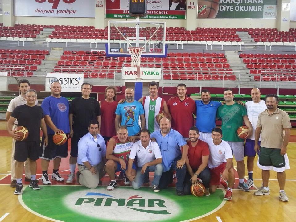 13 yıl önce şöyle bir “altyapı-üstyapı” yöneticileri basketbol maçında arkada yine aynı reklam. Yıllardır desteğini sürdüren <a href="/bahadirerdil/">Bahadır Erdil</a> kardeşimize teşekkür etmek borcumuzdur.
