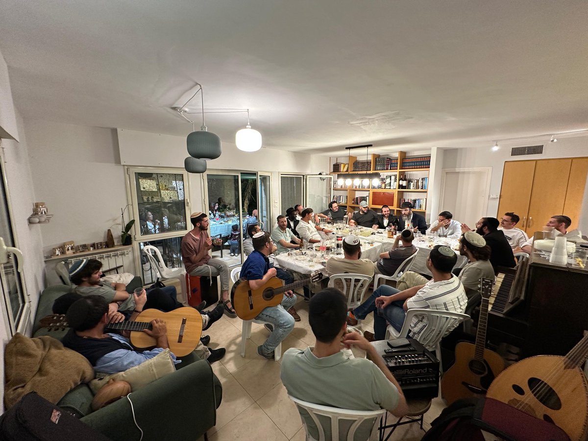 התוועדות ליל שישי בקהילה של בית חב"ד קטמון-המושבה
#לחיים 🥃