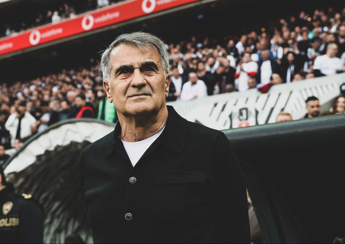 Bizim Şenol Güneş ile münasebetimiz sokakta kış günü ortada kalan çocukla, onun sırtına palto verip ısıtan adam gibidir. 3 puan, kupalar, şampiyonluklar hepsinin amına KOYAYIM. Bu adam biz kış günü titrerken sırtımıza palto vermiştir...
Gereğini yapın !