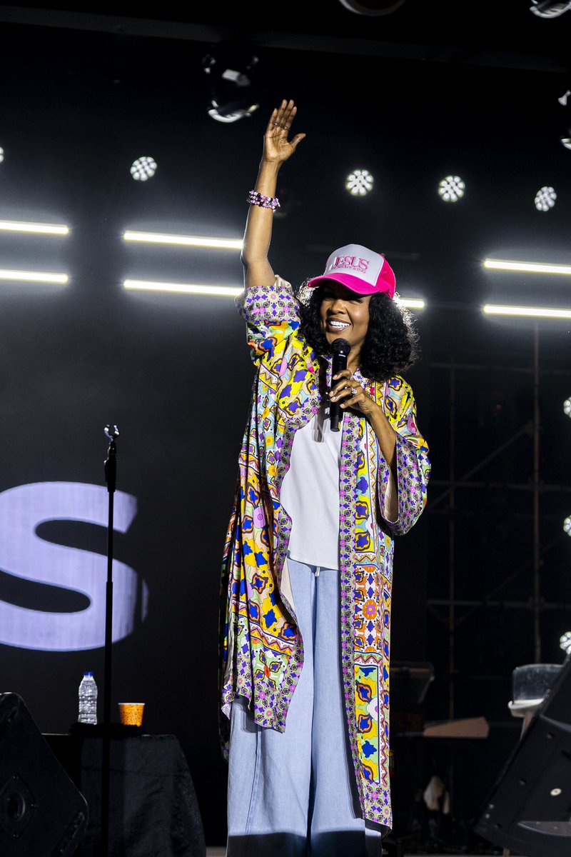 #LadyOfLadies BEZO tweet media