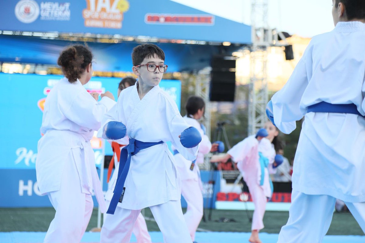 Yaz Spor Okulları Kapanış Töreni programı Hasbahçe stadında gerçekleştirildi.İstanbul Vali Yardımcısı Ünal KILIÇARSLAN,Kaymakamımız Yüksel KARA,Belediye Başkanı Mevlüt ÖZTEKİN,AK Parti İlçe Başkanı Erkan YILDIRIM,spor kulüplerinin temsilcileri ve aileler katılım sağladı.